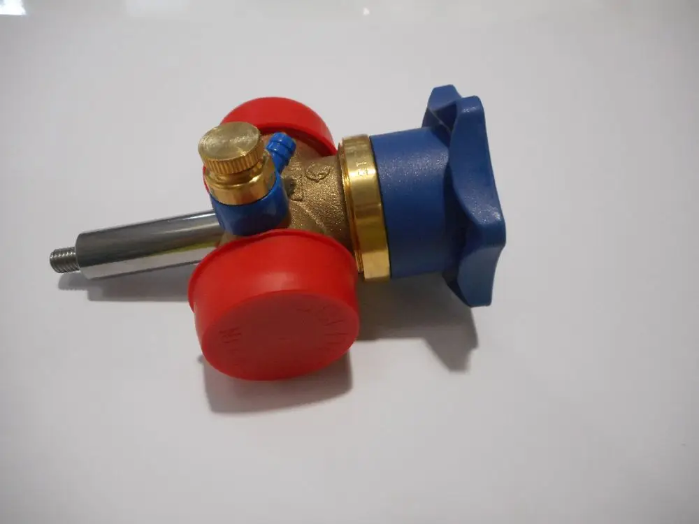 Kolbenventil mit rotem und blauen Kunststoff, Metallkörper und Anschlusstank. Produkt von Remeha zur Regelung von Fluidströmen in verschiedenen Anwendungen.